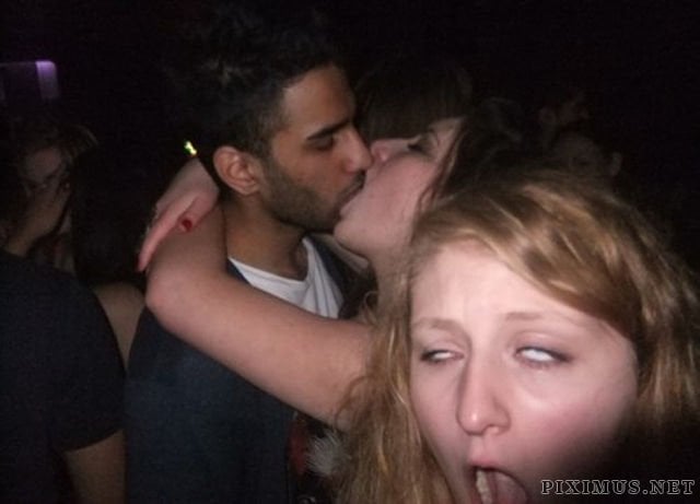 Antro. Foto de una pareja besándose mientras una chica enfrente hace cara de asco