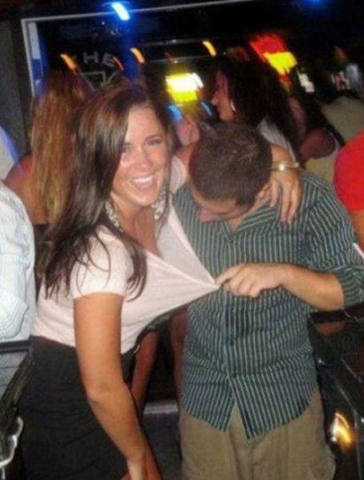 Antro. Foto de un chico que revisa qué hay abajo de la blusa de la chica mientras ella se ríe