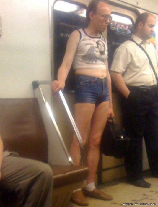 Hombre en el metro con shorts chiquitos y ombliguera