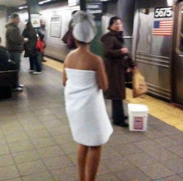 Mujer en toalla esperando el metro