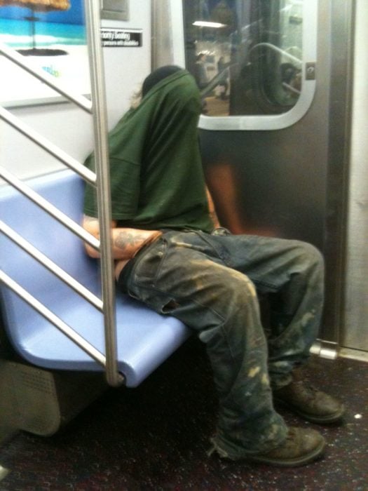 Hombre masturbándose en el metro