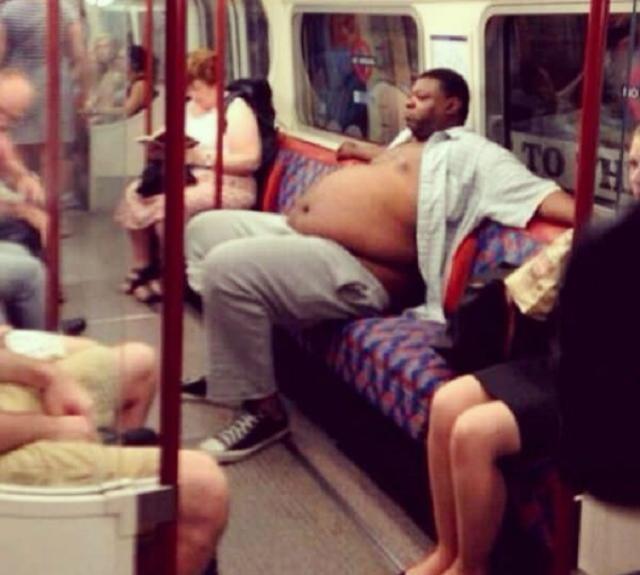 Hombre gordo con la camisa abierta en el metro