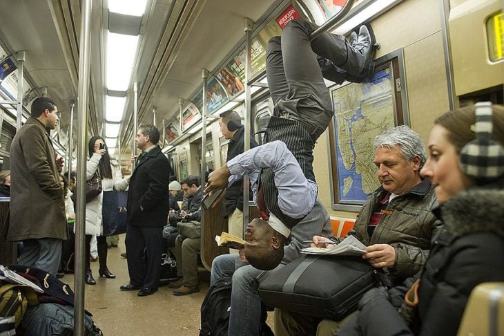 Hombre haciendo poses de meditación en el metro