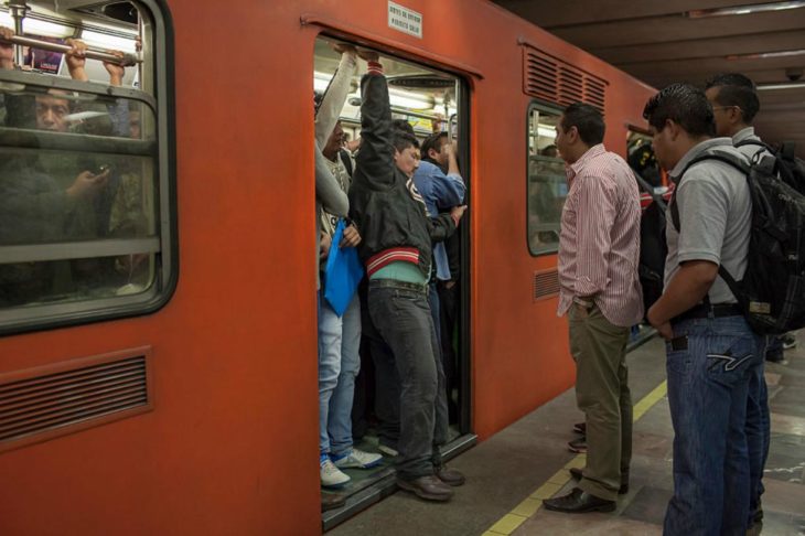 Metro va lleno y hombre se mete a fuerzas