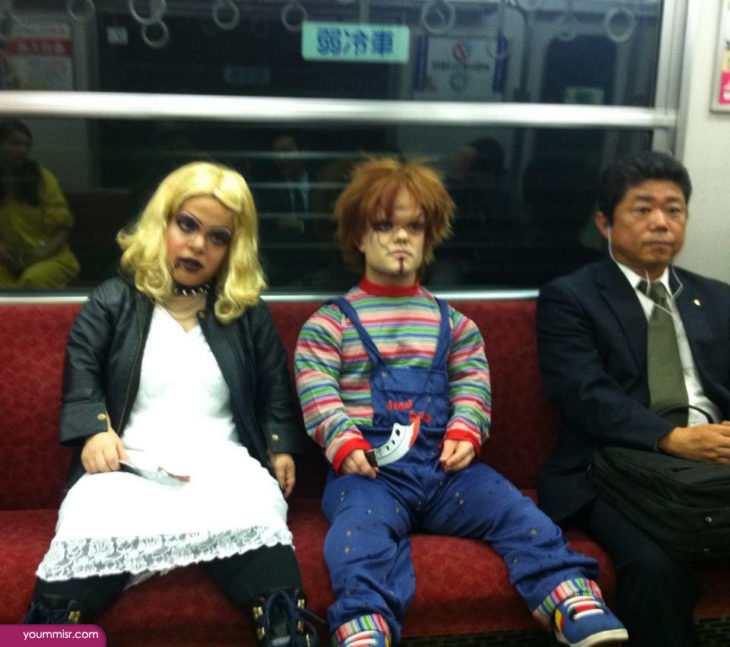 Chucky y su novia en el metro