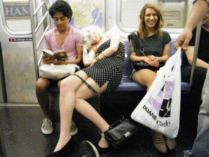 Mujer enfiestada duerme en el metro