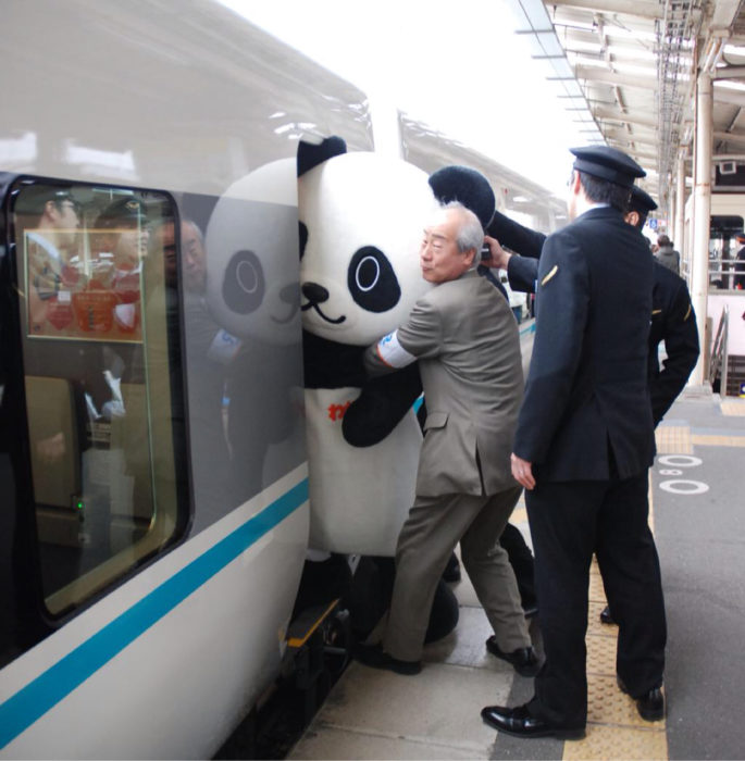 Persona intenta meter un oso panda gigante en el metro