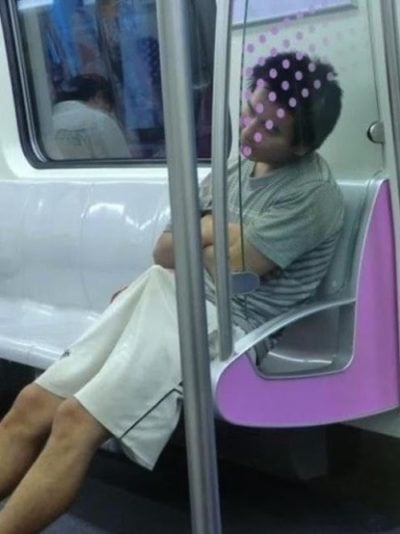 Hombre en el metro dormido tiene una erección