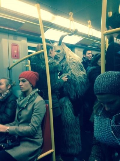 Monstruo en el metro trata de asustar a una mujer