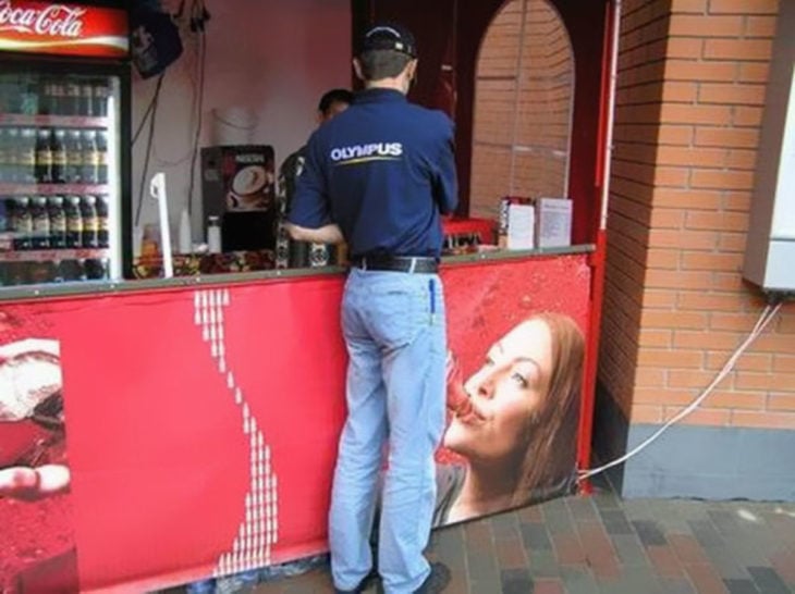 Fotografía de doble sentido, imagen publicitaria de mujer tomando coca cola