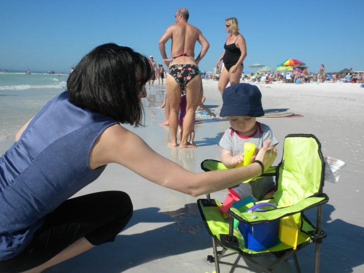 Fotografía en la playa en la que parece que un hombre trae bikini