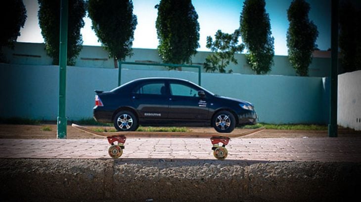 Ilusión óptica da la impresión que patineta está cargando un coche