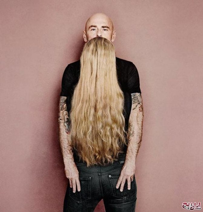 Fotografía en donde parece que un hombre tiene una barba larga pero realmente está abrazando a una mujer con el cabello largo