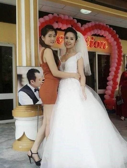 Fotografía en donde parece que el novio está besando el trasero de una invitada a su boda