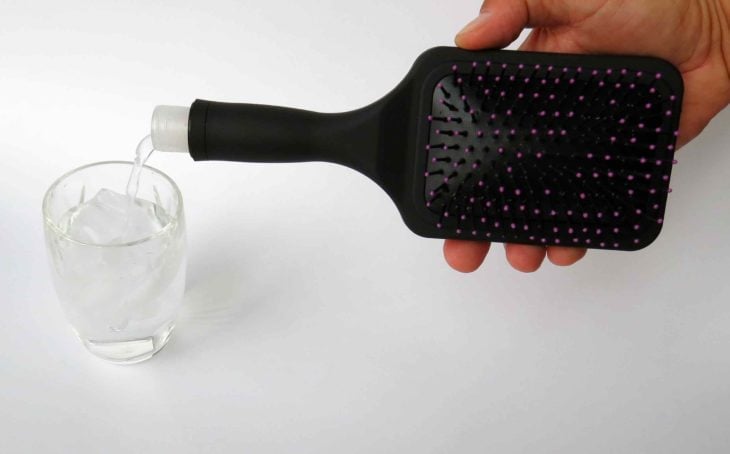 Cepillo de cabello que además puede servir como botella para guardar bebidas