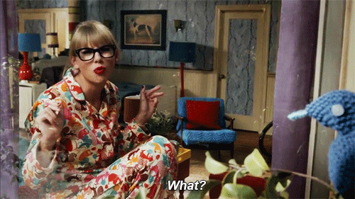 Taylor Swift con lentes diciendo WHAT