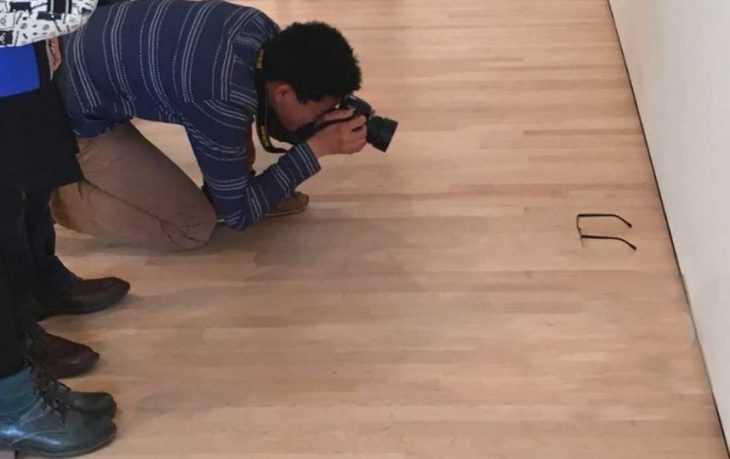 Turista toma fotografías de unos lentes tirados en un museo