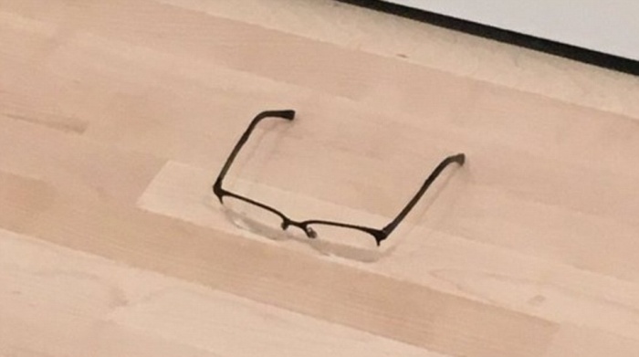 Lentes en el piso en una galería de arte