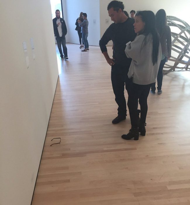 Personas en el Museo de Arte Moderno de San Francisco aprecian la exhibición de unos lentes de un adolescente