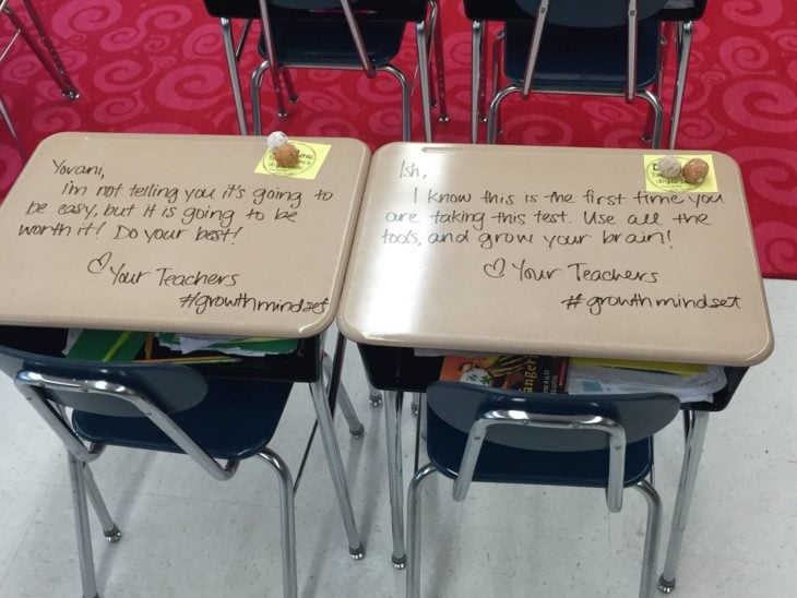 Frases motivadoras que maestra dejó en pupitres de sus alumnos