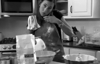 GIF Mujer cocinando diciendole NO a su hijo