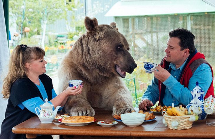 pareja con oso a la mesa