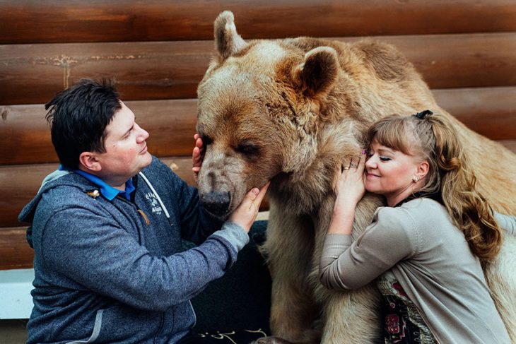 pareja abrazando a oso