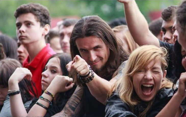 Un metalero en pleno concierto voltea sexy para la cámara