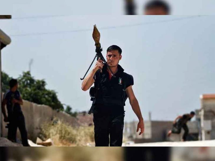 Un rebelde sirio que parece sacado d euna película de acción