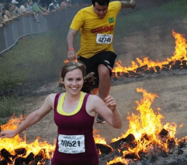 Una mujer en una competencia en donde hay llamas luce contenta y feliz