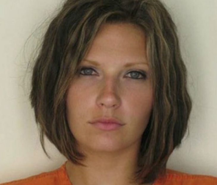 Una mujer es detenida y al momento de tomarle su foto para el registro puede ser confundida con una modelo