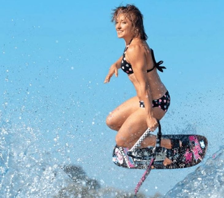 Una mujer surfeando sale en la fotografía como si estuviese posando