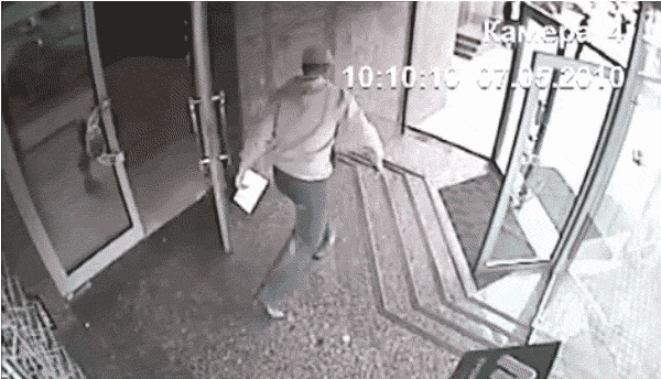 GIF de hombre que baja por una escaleras y se estampa con una puerta de vidrio