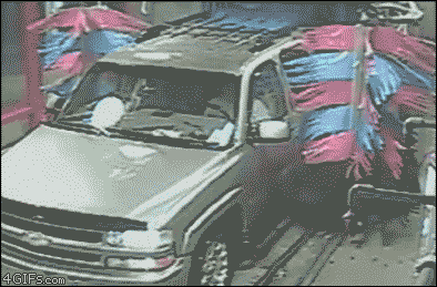GIF de hombre en un lavado de carros que abre la puerta para acomodar el limpiaparabrisas y el mecanismo se lleva su puerta