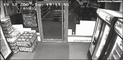GIF de hombre que va a una tienda pero se estampa en la puerta
