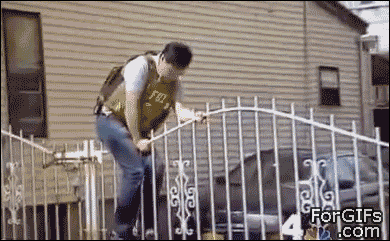 GIF de hombre del FBI que sube por una cerca para entrar a una propiedad pero la cerca está abierta