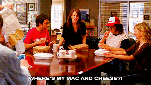 Gif de mujer volcando una mesa mientras pide su mac and cheese
