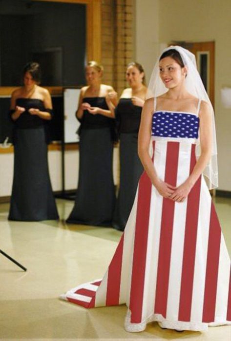 Novia usando un vestido con la bandera de EU