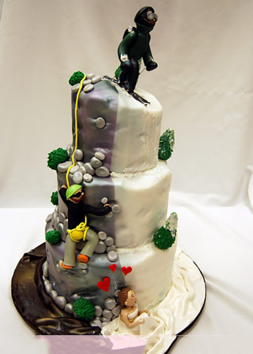 pastel de 2 lados piedras y boda