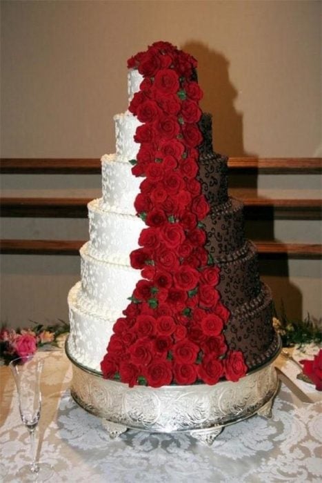 pastel de boda blanco, rosas y chocolate