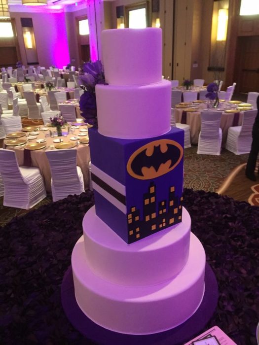 pastel de batman mitad mitad boda