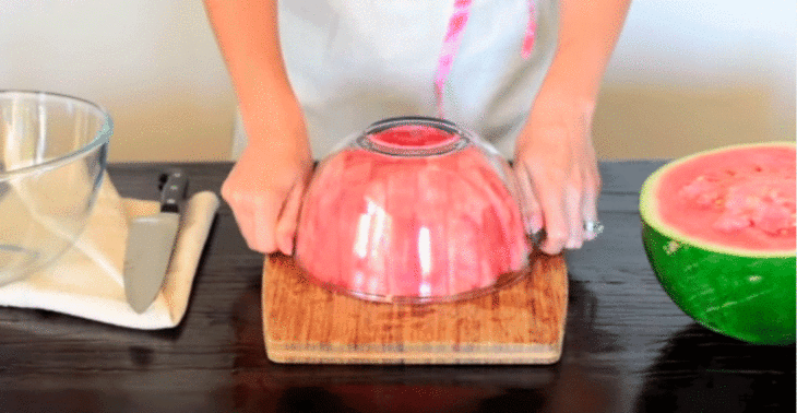 COLOCA EL BOWL SOBRE LA SANDÍA. BUSCA UN BUEN TAMAÑO PARA QUE ESTA QUEPA