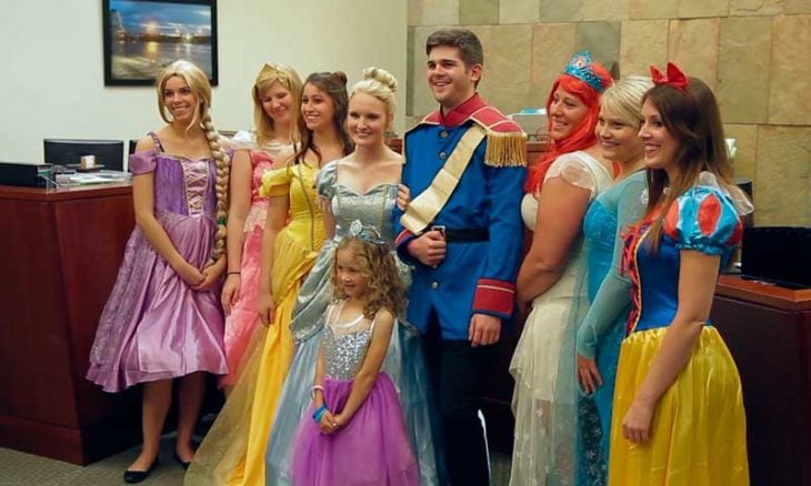 niña con las princesas y los principes de disney