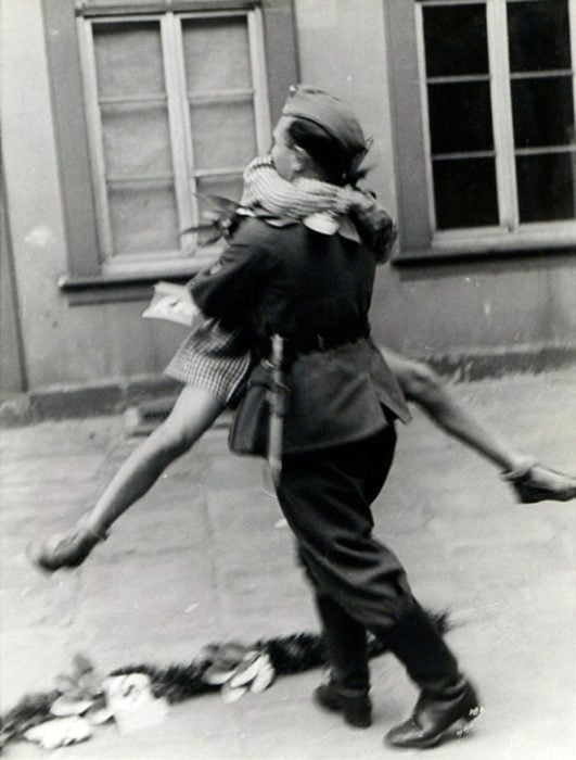 Amor en tiempos de guerra. mujer brinca para abrazar a soldado cuando llega a casa