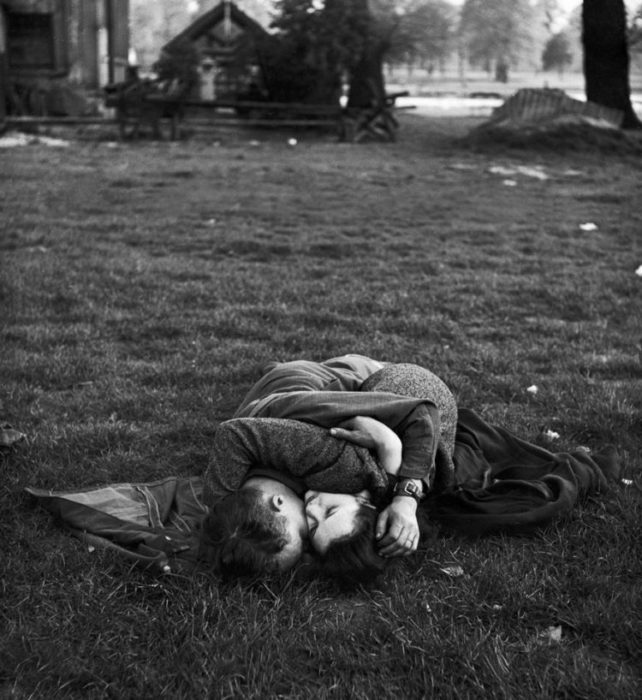 Amor en tiempos de guerra. soldado y su novia tirados en el parque abrazados