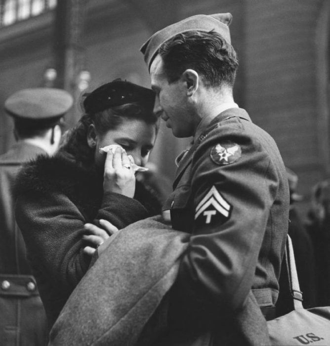 Amor en tiempos de guerra. mujer llorando mientras soldado se va a la guerra