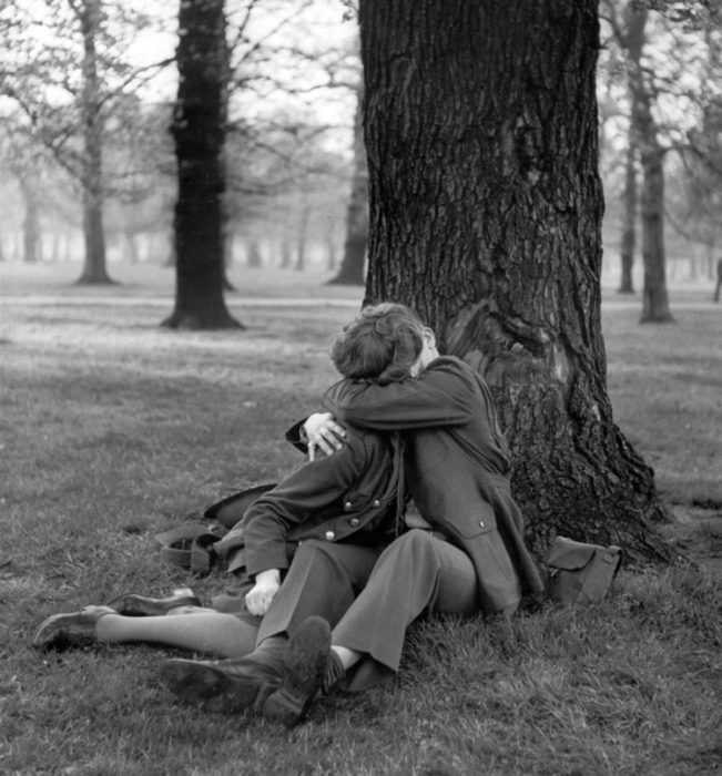 Amor en tiempos de guerra. soldado y novia se besan abajo de un arbol