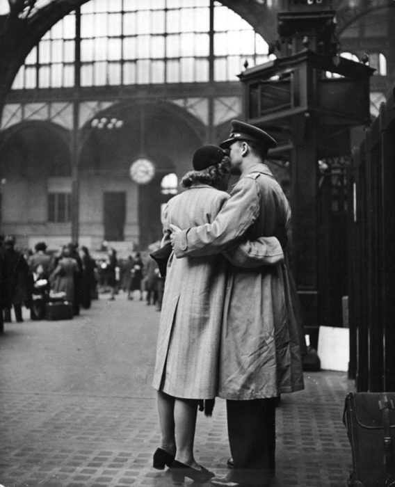 Amor en tiempos de guerra. Mujer se despide de soldado en la estación de trenes