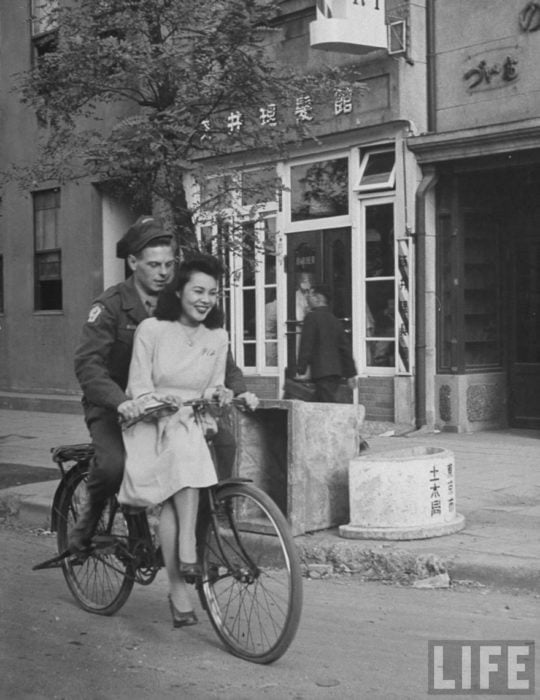 Amor en tiempos de guerra. soldado estadounidense pasea en bicicleta con mujer japonesa