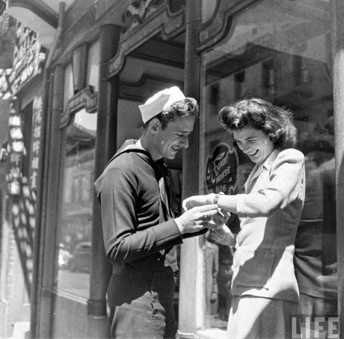 Amor en tiempos de guerra. soldado le regala una pulsera a una mujer